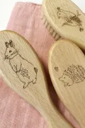 brosses à cheveux bébé bois gravé hérisson oiseau lapin poils de soies Barnabé aime le café