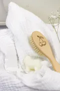 brosse à cheveux bébé bois gravure cerise poils de soies blanches savon lait de brebis Barnabé aime le café